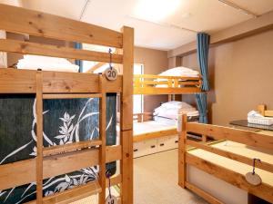 福冈中今旅馆的宿舍间设有两张双层床。