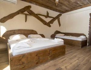 Razvalini Balchikioy斯塔利特喀什提旅馆的铺有木地板的客房内的两张床