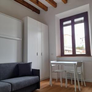 米兰Flat in Milano, Porta Romana的带沙发、桌子和窗户的客厅