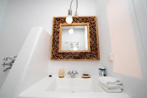 米克诺斯城Villa Mandala的浴室设有水槽和墙上的镜子