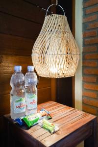 登巴萨Katang - Katang Guest House的2瓶水和台灯