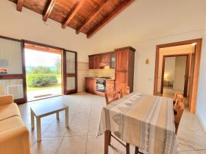 伊格莱西亚斯Saludi&Trigu - Rural Apartments的厨房以及带桌椅的用餐室。