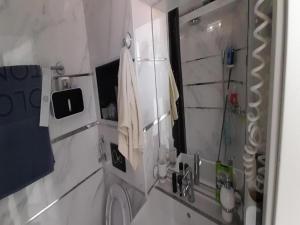 波维尔亚Apartment OM的浴室配有盥洗盆和带镜子的淋浴