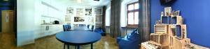 塔尔诺夫斯凯古雷Hostel Młotek i Perlik的厨房配有蓝色桌子和蓝色的墙壁
