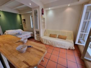 佩皮尼昂I Love Perpignan Apartments 8的客厅配有桌子和沙发