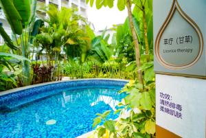 景洪市西双版纳湄公河景兰大酒店的游泳池旁的标志