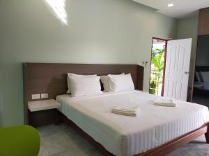 象岛海洋太阳度假村的一间卧室配有一张大床和两条毛巾