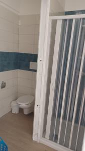 科佩尔蒂诺STANZA UNO G. G CONTE的一间带卫生间和推拉式淋浴门的浴室