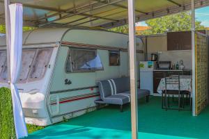 索佐波尔Sunny House Caravans的白色大篷车,配有桌子和厨房
