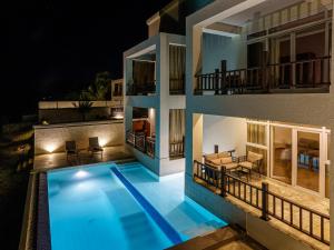 MkunguniZanzibar DT Beachfront Villa的夜间带游泳池的别墅