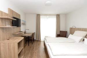 杰斯帝堡耶斯特伯格霍夫酒店的酒店客房配有两张床和一张书桌