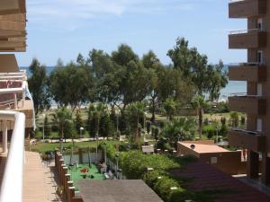 博尔瑟拉尔1ª línea de playa, Marina D'or, Oropesa del Mar的从大楼欣赏到公园的景色