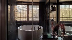 美因河畔法兰克福Roomers, Frankfurt, a Member of Design Hotels的带浴缸和盥洗盆的浴室