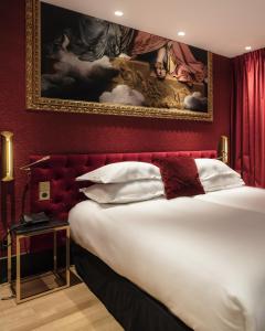 埃菲尔小卢浮宫酒店客房内的一张或多张床位