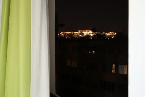 雅典Athens Starlight Hotel的窗户享有城市美景
