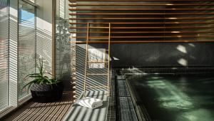 美因河畔法兰克福Roomers, Frankfurt, a Member of Design Hotels的一座建筑物内游泳池旁的楼梯