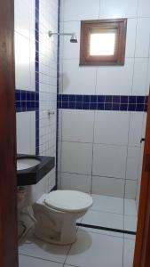 阿奎拉兹Cantinho arretado da Peste - Casa的一间带卫生间和水槽的浴室