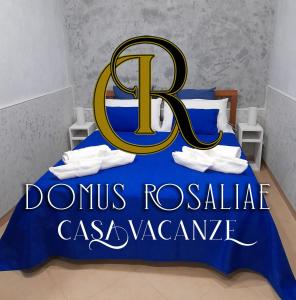 巴勒莫Domus Rosaliae - Casa Vacanze的一间在床上标有字牌的歌舞卧室