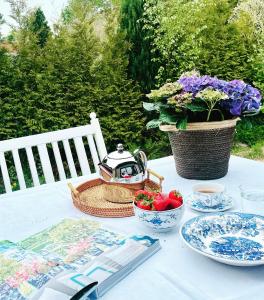 WeenerFreya Blue Ferienhaus的一张桌子,配有茶壶和一碗水果