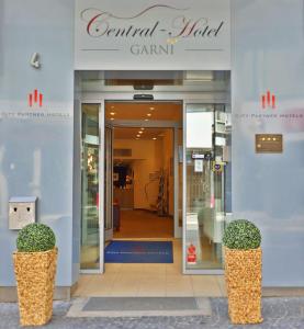 伍珀塔尔City Partner Central-Hotel Wuppertal的一座宏伟世界赠款大楼的前门