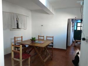 伊鲁亚EL HOSTELITO的一间带木桌和椅子的用餐室
