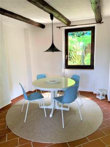 卡斯拉诺Caslano: 2.5 Zi-Dachwohnung im rustikalen-modernen Stil的一间带桌椅的用餐室