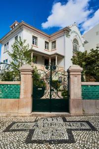 菲盖拉-达福什Vila Branca Guesthouse - Palacete的前面有黑色门的白色房子
