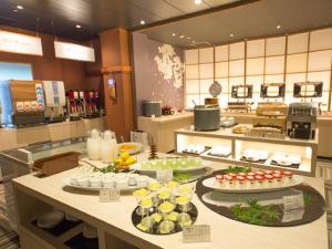 宫岛LiVEMAX RESORT Aki Miyajima的厨房在柜台上供应自助餐