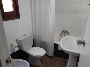 奥利瓦橙花酒店的白色的浴室设有卫生间和水槽。