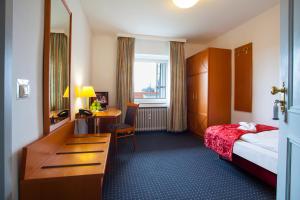 科隆皇家中心酒店的配有一张床和一张书桌的酒店客房