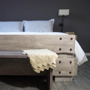 弗利Ca Veja B&B Forlì的一间卧室配有一张带木脚板的床
