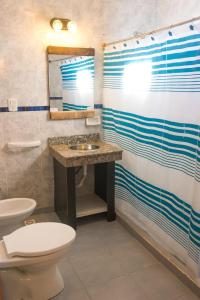 埃尔卡拉法特Matices Hostel Terminal的一间带卫生间和水槽的浴室