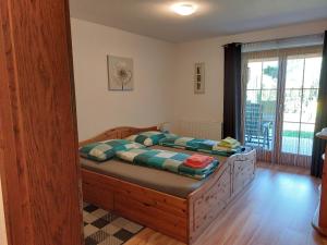 皮森多夫Apartment Lochner Piesendorf-Walchen的一间卧室配有一张木架床