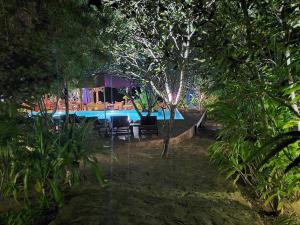 白马市米莉亚度假酒店的森林中央的游泳池