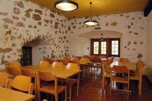 Mariastein-Rotberg Youth Hostel餐厅或其他用餐的地方