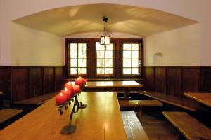 MariasteinMariastein-Rotberg Youth Hostel的一间房间,配有一张长桌子和红色蜡烛