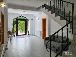克利默内什蒂Casa Basarab的走廊上设有楼梯,门上设有窗户