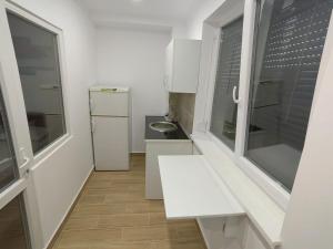 RoşuMilitari Studio的一间白色的小浴室,配有水槽和厕所