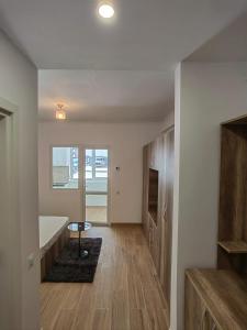 RoşuMilitari Studio的客厅拥有白色的墙壁和木地板。