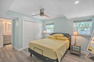 萨拉索塔Private Cozy Sarasota Home home的一间卧室配有一张带黄色枕头的床。