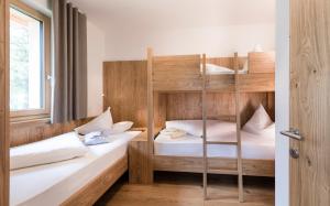 布列瑟农加塞尔霍夫酒店的一间卧室设有两张双层床和一扇窗户。