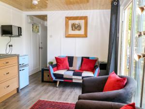 海华德希思Harvest Lodge的带沙发和红色枕头的客厅