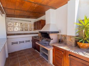 马拉加Cubo's Villa Yedra Guadalmar的厨房设有木制天花板和炉灶烤箱。