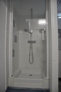 图卢兹Amido Zen的带淋浴的浴室和玻璃门