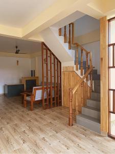GaafaruStay Salty的客厅设有木制楼梯和桌子