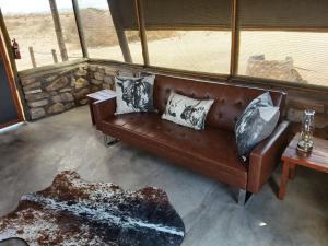 索利泰尔Camp Gecko - PRIVATE NATURE RESERVE; TENTED CAMP AND CAMPSITE的美景客房内的棕色皮沙发
