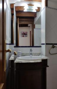 波特斯Apartamento El Nial de Potes的一间带水槽和镜子的浴室