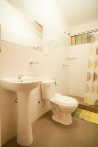 莫约班巴Country Club Eco Casajardin的白色的浴室设有卫生间和水槽。