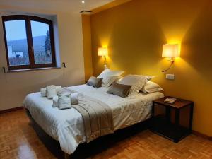 PfaffenheimLoree des Vignes的卧室配有一张带白色床单和枕头的大床。