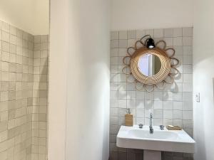 卡尔热斯Résidence Eole的一间带水槽和镜子的浴室